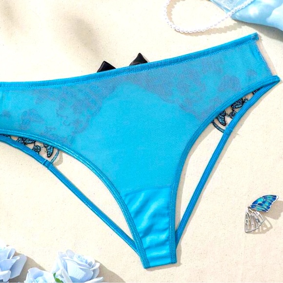 Open Back Butterfly Embroidered
Ouvert panty nwt 
Blue - Picture 4 of 9